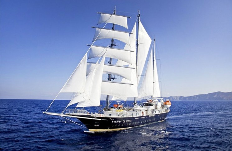 Яхта "Бегущая по волнам"