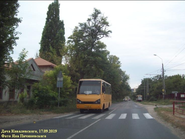 Мініавтобус 191-го маршруту - Миниавтобус 191-го маршрута.<br />Вдалині - трамвай 19 маршруту, борт-нр. '4068'.<br />Одеса, 17.09.2019. Фото Яна Пічіневського<br />Одесса, 17.09.2019. Фото Яна Пичиневского