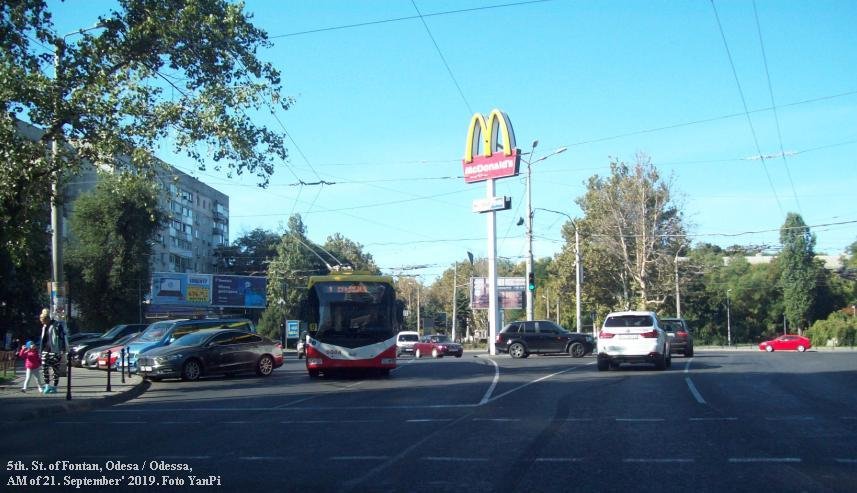 Тролейбус (автобусо-тролейбус, виробництва Білорусі) 9 маршруту, борт-нр. '0004', по шляху в центральну частину міста.<br />5-я станція Фонтану. Одеса, вранці, 21.09.2019. Фото Яна Пічіневського<br />Одеса, перед полуднем, 21.09.2019. Фото Яна Пічіневського