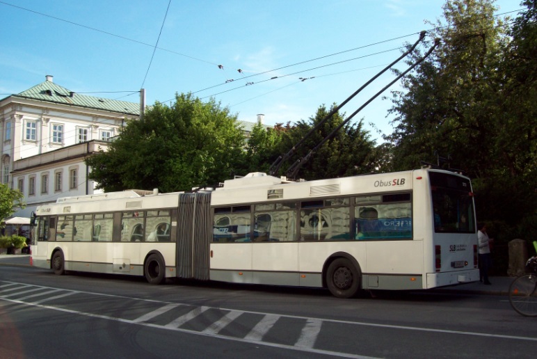Троллейбус в Зальцбурге (Австрия), вечером, 8.05.2014