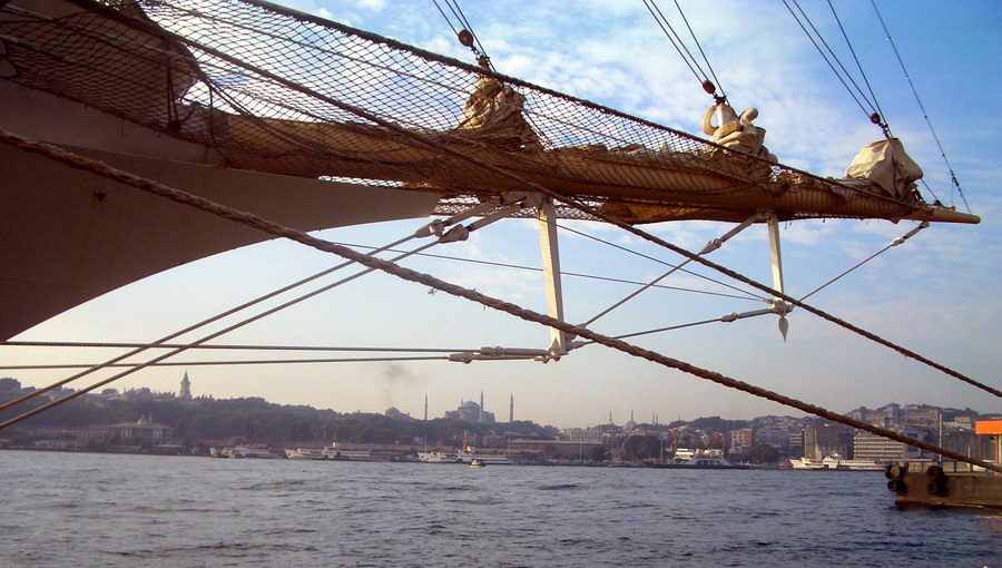 Круизник STARFLYER (Luxemburg) в порту Каракё (Стамбул)
