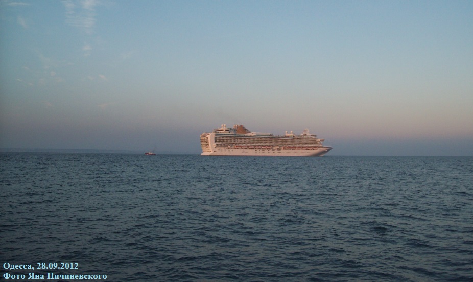 Круизный лайнер "Azura" (2010 г. постройки), компании P&O Cruises
Вид с борта катера "Генуя" во время морской прогулки
Ключевые слова: Круизный лайнер, MS, "Azura" (2010), Одесса, Одеса, Odessa, Odesa, 28.09.2012