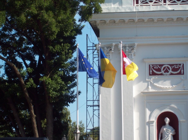 Прапори Європейського Союзу, України, Одеси
У центральній частині міста, Одеса, 09.09.2017
