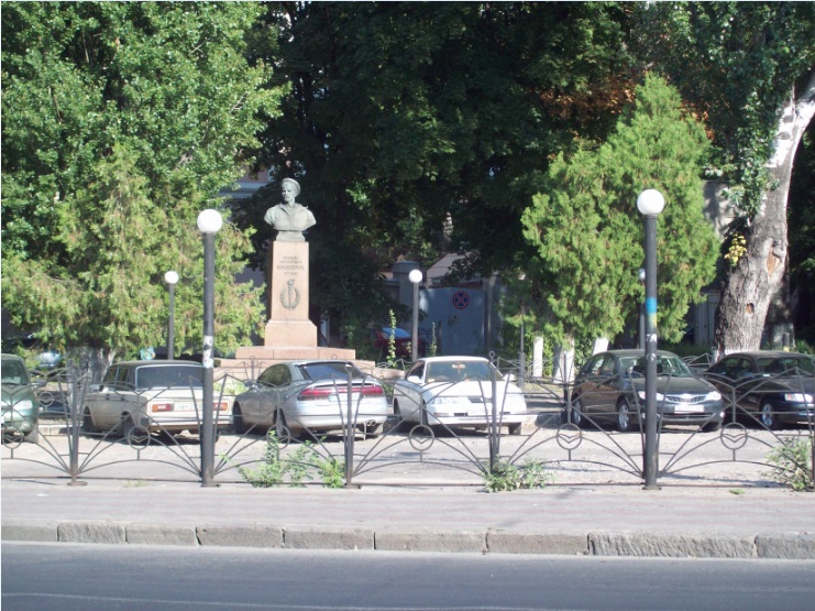 Пам'ятник матросу Григорію Вакуленчуку - Памятник матросу Григорию Вакуленчуку
Митна площа - Таможенная площадь. У центральній частині міста, Одеса - Одесса, 09.09.2017
