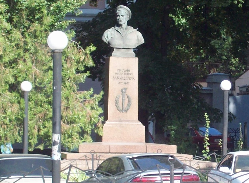 Пам'ятник матросу Григорію Вакуленчуку - Памятник матросу Григорию Вакуленчуку
Митна площа - Таможенная площадь. У центральній частині міста, Одеса - Одесса, 09.09.2017
